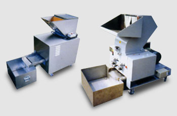 塑料震動篩選機搭配小型、大型塑料粉碎機的使用方式